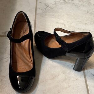 Clarks Loyal Peony sz 6M Sued & Black Patent Leather shoes w/3 inch heels.
